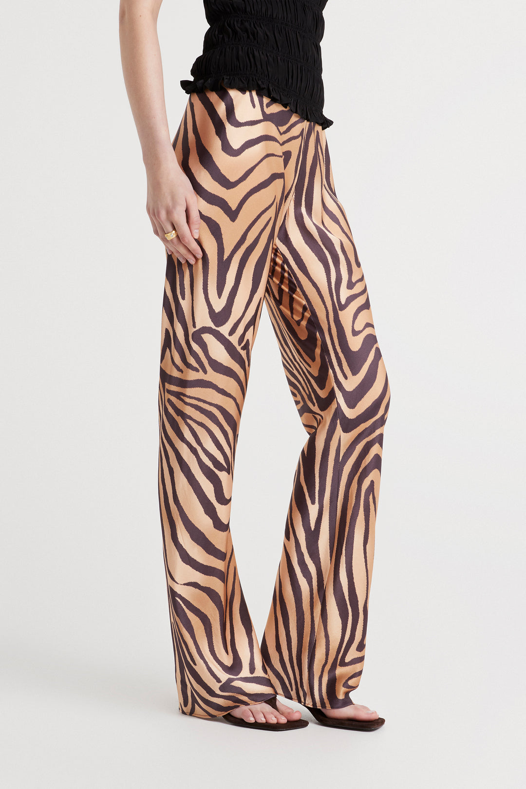 Husk Anya Pant