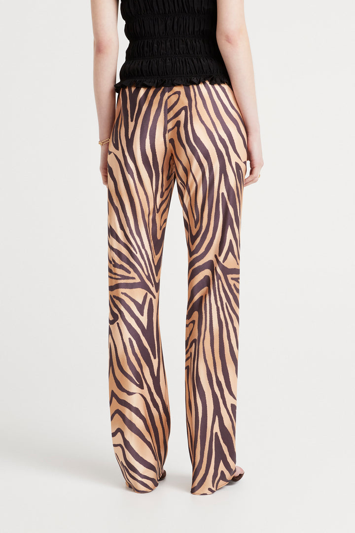 Husk Anya Pant