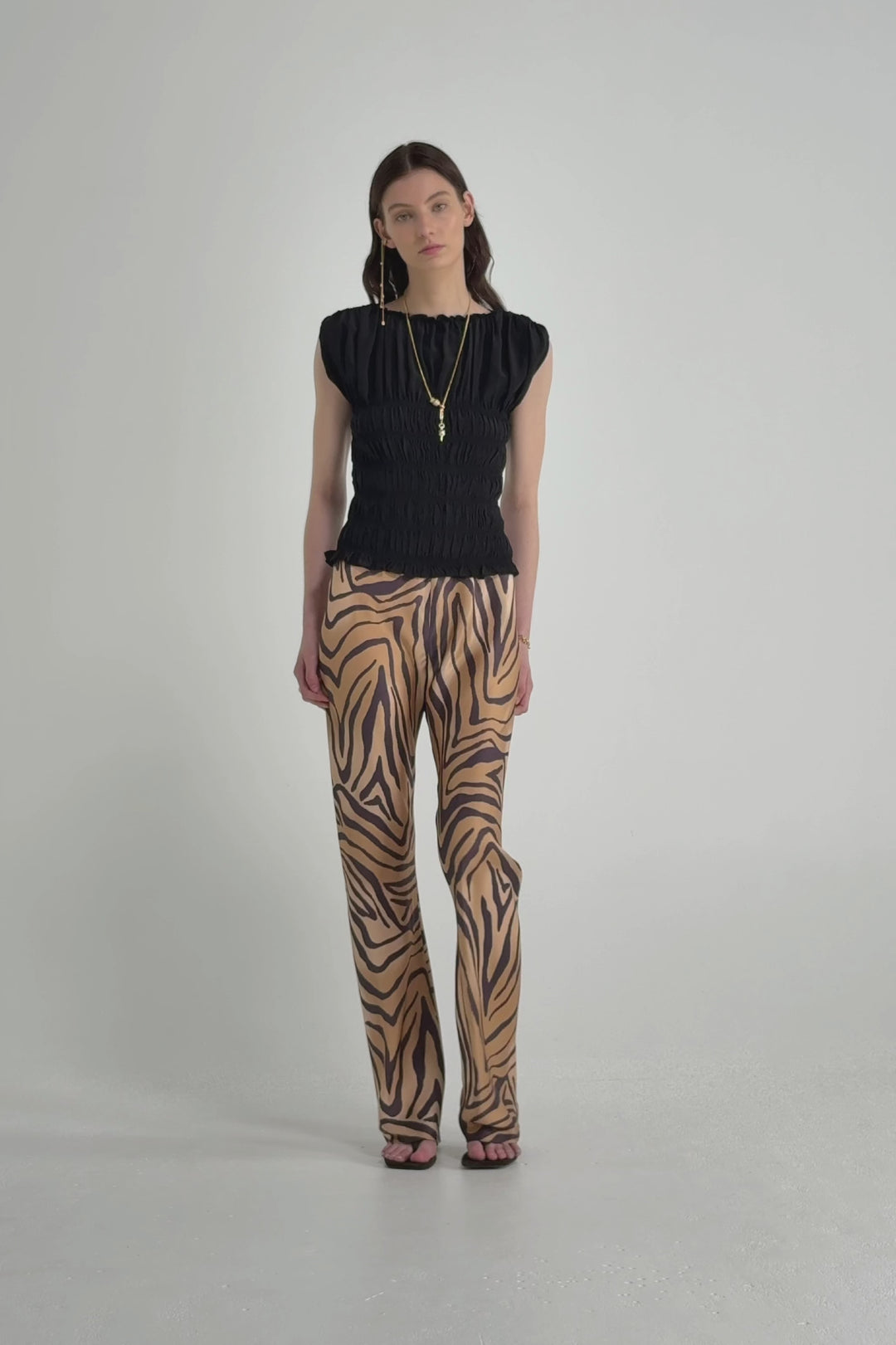 Husk Anya Pant