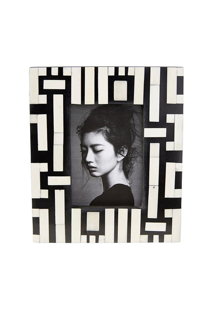 Husk Pattern Frame - Black & White