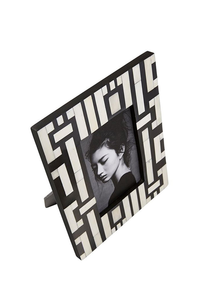 Husk Pattern Frame - Black & White